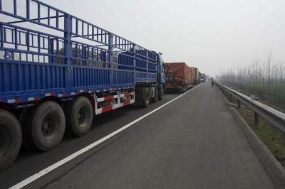 车速120跑高速，突遇障碍物 撞还是躲？嫌命长才这样选