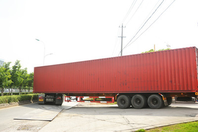 载重车在现代道路货物运输中的重要作用